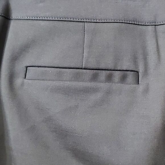 Ellen Tracy Brown capris Size 10. Good used condition and quality. - Picture 3 of 6